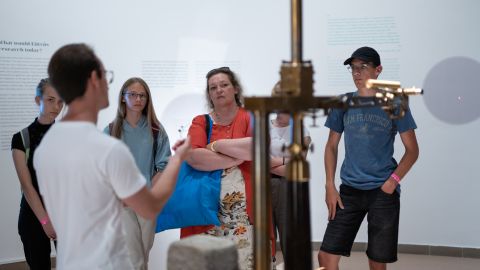 Látogatók az Eötvös-kiállításon a Múzeumok Éjszakáján